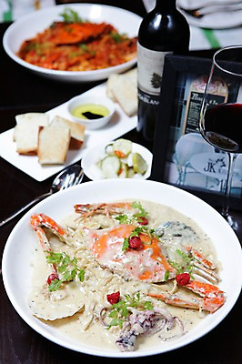 포토 JPG 그릇 접시 음식 빵 와인잔 잔 파스타 서양음식 스파게티 사람없음 아웃포커스 컵 와인 해물요리 꽃게 게 면류 면 해산물 와인병 오징어 피클 해물스파게티 크림스파게티 크림소스파스타 해물파스타 국내포토 식기 술잔 병_용기 연체동물 주류 촬영기법 갑각류 수중동물 절임 파일형식