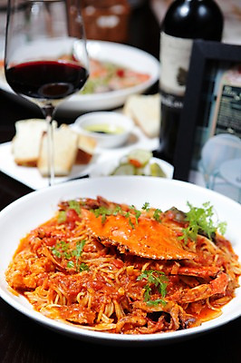 포토 JPG 그릇 접시 음식 빵 와인잔 잔 파스타 서양음식 스파게티 사람없음 아웃포커스 컵 와인 해물요리 꽃게 게 면류 면 해산물 와인병 오징어 피클 해물스파게티 토마토스파게티 해물파스타 국내포토 식기 술잔 병_용기 연체동물 주류 촬영기법 갑각류 수중동물 절임 파일형식