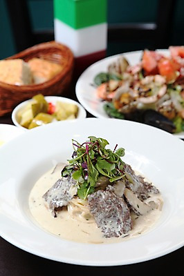 포토 JPG 그릇 접시 음식 빵 채소 파스타 서양음식 스파게티 육류 사람없음 아웃포커스 장식 바구니 샐러드 면류 면 피클 크림스파게티 크림소스파스타 국내포토 식기 식재료 촬영기법 절임 파일형식