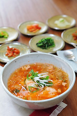 포토 JPG 그릇 접시 한식 음식 채소 반찬 김치 사람없음 아웃포커스 숟가락 대접 찌개 국 파 조각보 김치찌개 국내포토 식기 촬영기법 수저 보자기 파일형식 천_직물