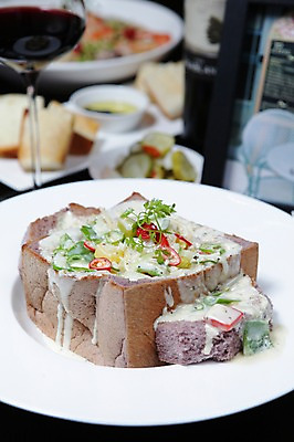 포토 JPG 그릇 접시 음식 빵 와인잔 잔 파스타 서양음식 스파게티 사람없음 아웃포커스 컵 와인 면류 면 식빵 피클 크림스파게티 크림소스파스타 국내포토 식기 술잔 주류 촬영기법 절임 파일형식