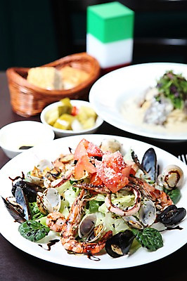 포토 JPG 그릇 접시 음식 빵 토마토 채소 조개 새우 파스타 서양음식 스파게티 사람없음 아웃포커스 바구니 샐러드 해물요리 해산물 오징어 피클 홍합 해물샐러드 국내포토 식기 어패류 연체동물 촬영기법 갑각류 수중동물 절임 파일형식