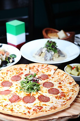 포토 JPG 그릇 접시 음식 빵 조각 채소 피자 파스타 서양음식 스파게티 사람없음 아웃포커스 바구니 면류 면 소시지 피클 토핑 국내포토 식기 패스트푸드 촬영기법 가공식품 절임 파일형식