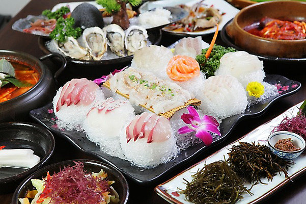 포토 JPG 그릇 접시 꽃 음식 채소 파슬리 어류 사람없음 아웃포커스 장식 초밥 생선회 회 굴 연어 일본음식 국내포토 식물 식기 어패류 촬영기법 수중동물 파일형식