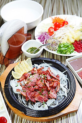 포토 JPG 그릇 접시 음식 채소 양파 육류 사람없음 아웃포커스 물 대접 레몬 볶음 철판 오리고기 동남아음식 라이스페이퍼 베트남쌈 숙주나물 월남쌈 국내포토 자연요소 식기 과일 식재료 오리 촬영기법 나물 베트남음식 파일형식