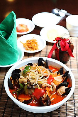 포토 JPG 그릇 접시 음식 술병 조개 잔 사람없음 아웃포커스 컵 중식 해물요리 대접 면류 면 해산물 냅킨 단무지 홍합 대나무발 콩나물 짬뽕 해물짬뽕 국내포토 식기 채소 병_용기 어패류 주류 촬영기법 나물 파일형식