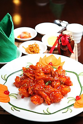 포토 JPG 그릇 접시 음식 술병 새우 사람없음 아웃포커스 컵 중식 당근 냅킨 단무지 새우요리 깐쇼새우 국내포토 식기 병_용기 뿌리채소 주류 촬영기법 갑각류 파일형식