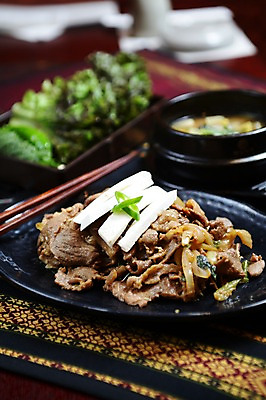 포토 JPG 그릇 접시 한식 음식 채소 젓가락 고추 육류 사람없음 아웃포커스 버섯 소고기 상추 된장찌개 뚝배기 제육볶음 국내포토 식기 식재료 촬영기법 수저 찌개 파일형식