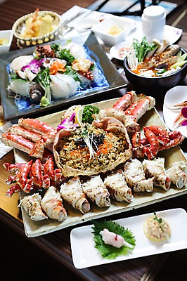 포토 JPG 그릇 접시 사람없음 아웃포커스 장식 초밥 해물요리 생선회 해산물 무순 볶음밥 날치알 킹크랩 게요리 국내포토 식기 음식 촬영기법 알 회 게 새싹채소 일본음식 파일형식