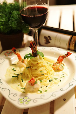 포토 JPG 그릇 접시 화분 음식 와인잔 잔 새우 파스타 서양음식 스파게티 사람없음 아웃포커스 장식 컵 와인 면류 면 와인병 크림스파게티 크림소스파스타 국내포토 식기 술잔 병_용기 주류 촬영기법 갑각류 파일형식