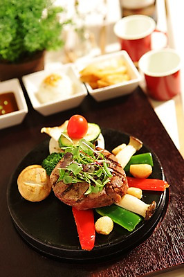 포토 JPG 그릇 접시 음식 채소 방울토마토 피망 오이 서양음식 마늘 육류 스테이크 사람없음 아웃포커스 장식 컵 버섯 국내포토 식기 토마토 식재료 촬영기법 파일형식