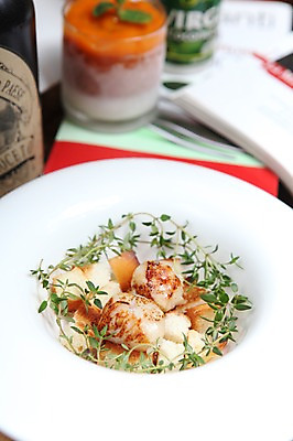 포토 JPG 그릇 접시 음식 빵 서양음식 사람없음 아웃포커스 장식 풀 국내포토 식물 식기 촬영기법 파일형식