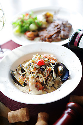 포토 JPG 그릇 접시 음식 와인잔 조개 새우 파스타 서양음식 스파게티 스테이크 사람없음 아웃포커스 와인 해물요리 면류 면 해산물 와인병 양념통 홍합 코르크 해물스파게티 해물파스타 홍합스파게티 국내포토 식기 술잔 병_용기 어패류 주류 촬영기법 통 갑각류 양념 파일형식