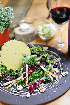 포토 JPG 그릇 접시 화분 음식 채소 와인잔 초 촛불 잔 서양음식 사람없음 아웃포커스 컵 와인 샐러드 피클 국내포토 식기 술잔 주류 촬영기법 절임 파일형식