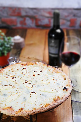 포토 JPG 화분 음식 와인잔 초 촛불 잔 피자 서양음식 사람없음 아웃포커스 컵 와인 와인병 화덕피자 국내포토 식기 술잔 병_용기 주류 패스트푸드 촬영기법 파일형식