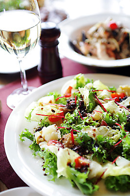 포토 JPG 그릇 접시 음식 채소 와인잔 잔 서양음식 사람없음 아웃포커스 컵 와인 샐러드 화이트와인 양념통 국내포토 식기 술잔 주류 촬영기법 통 양념 파일형식