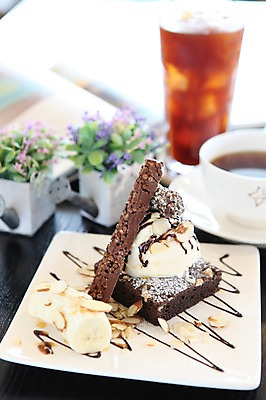 포토 JPG 그릇 접시 화분 커피 음료 음식 빵 과일 아이스크림 디저트 잔 바나나 서양음식 사람없음 아웃포커스 장식 컵 초콜릿 빵집 커피잔 시럽 아몬드 초코시럽 국내포토 식기 촬영기법 상점 견과류 파일형식