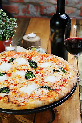 포토 JPG 화분 음식 와인잔 초 촛불 피자 서양음식 사람없음 아웃포커스 와인 와인병 피클 토핑 시금치 화덕피자 국내포토 채소 술잔 병_용기 주류 패스트푸드 촬영기법 절임 파일형식