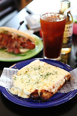 포토 JPG 그릇 접시 음료 음식 빵 디저트 잔 치즈 맥주 서양음식 샌드위치 빨대 사람없음 아웃포커스 컵 빵집 식빵 토스트 맥주병 국내포토 식기 술병 유제품 주류 촬영기법 상점 파일형식