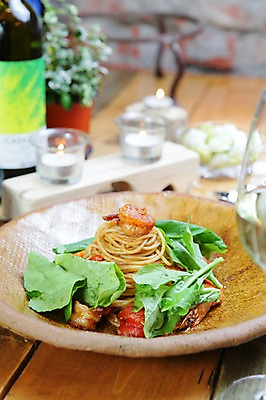 포토 JPG 그릇 접시 음식 채소 와인잔 초 촛불 새우 파스타 서양음식 스파게티 사람없음 아웃포커스 와인 면류 면 와인병 피클 국내포토 식기 술잔 병_용기 주류 촬영기법 갑각류 절임 파일형식