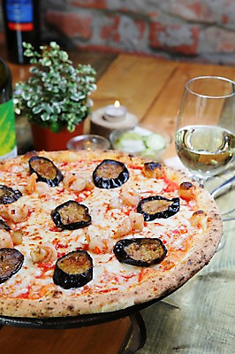 포토 JPG 화분 음식 와인잔 초 촛불 가지 잔 새우 피자 서양음식 사람없음 아웃포커스 컵 와인 와인병 피클 토핑 화덕피자 국내포토 식기 채소 술잔 병_용기 주류 패스트푸드 촬영기법 갑각류 절임 파일형식