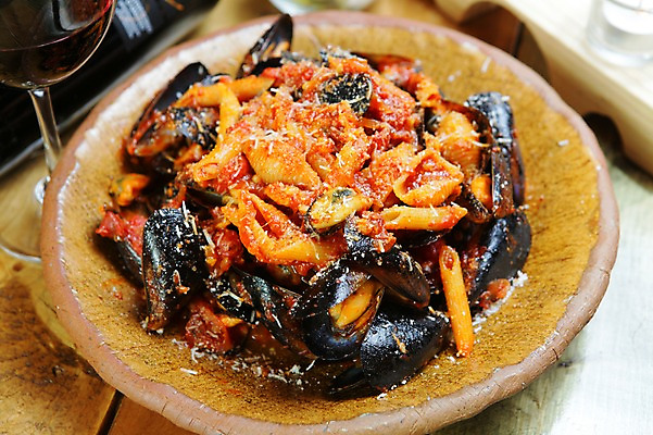 포토 JPG 그릇 접시 음식 와인잔 조개 파스타 서양음식 스파게티 사람없음 아웃포커스 와인 면류 면 홍합 해물스파게티 해물파스타 홍합스파게티 국내포토 식기 술잔 어패류 주류 촬영기법 파일형식