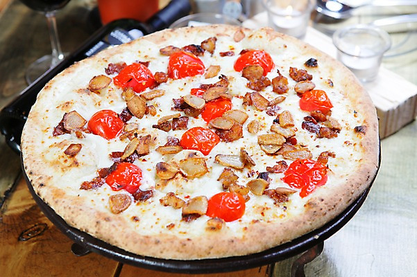 포토 JPG 음식 와인잔 초 촛불 피자 서양음식 사람없음 아웃포커스 와인 와인병 토핑 화덕피자 국내포토 술잔 병_용기 주류 패스트푸드 촬영기법 파일형식