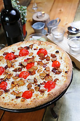 포토 JPG 화분 음식 초 촛불 피자 서양음식 사람없음 아웃포커스 와인 와인병 토핑 화덕피자 국내포토 병_용기 주류 패스트푸드 촬영기법 파일형식