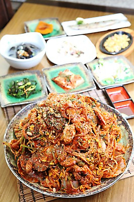 포토 JPG 그릇 접시 한식 반찬 조개 김치 사람없음 아웃포커스 해물요리 해산물 매움 대나무발 콩나물 낙지 나무탁자 콘샐러드 해물찜 국내포토 식기 음식 채소 탁자 어패류 연체동물 촬영기법 수중동물 샐러드 맛 찜 나물 파일형식