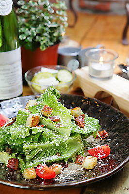 포토 JPG 그릇 접시 화분 음식 빵 채소 초 촛불 방울토마토 치즈 서양음식 사람없음 아웃포커스 와인 샐러드 상추 와인병 피클 국내포토 식기 토마토 병_용기 유제품 주류 촬영기법 절임 파일형식