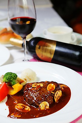 포토 JPG 그릇 접시 음식 토마토 채소 와인잔 잔 서양음식 마늘 육류 스테이크 사람없음 아웃포커스 컵 와인 수프 브로콜리 와인병 국내포토 식기 술잔 식재료 병_용기 주류 촬영기법 파일형식