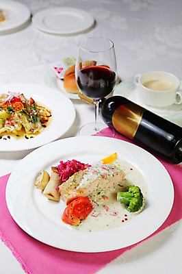 포토 JPG 그릇 접시 음식 빵 토마토 채소 와인잔 잔 파스타 서양음식 스파게티 어류 사람없음 컵 와인 버섯 식탁보 면류 면 수프 브로콜리 와인병 연어 크림스파게티 크림소스파스타 국내포토 식기 술잔 병_용기 주류 수중동물 파일형식