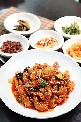 포토 JPG 그릇 접시 음식 반찬 김치 육류 사람없음 아웃포커스 중식 깍두기 대나무발 깐풍기 국내포토 식기 한식 식재료 촬영기법 파일형식