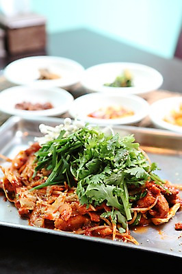 포토 JPG 그릇 접시 한식 반찬 사람없음 아웃포커스 버섯 볶음 철판 팽이버섯 부추 쑥갓 철판요리 국내포토 식기 음식 채소 촬영기법 파일형식