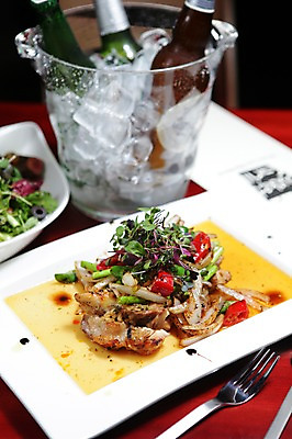 포토 JPG 그릇 접시 음식 포크 채소 술병 서양음식 육류 사람없음 아웃포커스 얼음 샐러드 병 양동이 안주 국내포토 자연요소 식기 식재료 병_용기 주류 촬영기법 파일형식