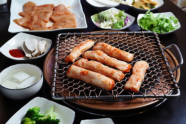 포토 JPG 그릇 접시 음식 채소 식재료 생고기 육류 사람없음 아웃포커스 버섯 샐러드 그릴 브로콜리 구이 불판 물김치 곱창 막창 초고추장 국내포토 식기 주방용품 김치 촬영기법 양념 파일형식