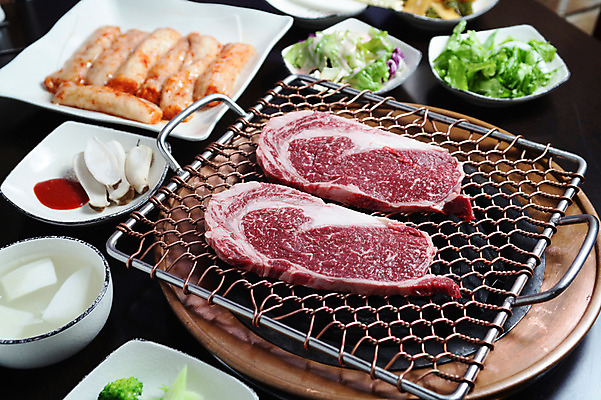 포토 JPG 그릇 접시 채소 식재료 생고기 육류 사람없음 버섯 샐러드 소고기 그릴 구이 불판 물김치 곱창 막창 초고추장 국내포토 식기 음식 주방용품 김치 양념 파일형식 한식 생활용품 오브젝트