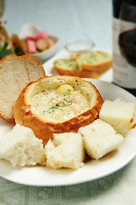 포토 JPG 그릇 접시 음식 빵 와인잔 파스타 서양음식 스파게티 사람없음 아웃포커스 와인 면류 면 와인병 피클 크림스파게티 마늘빵 크림소스파스타 국내포토 식기 술잔 병_용기 주류 촬영기법 절임 파일형식