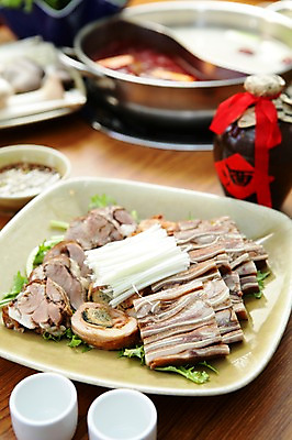 포토 JPG 그릇 접시 음식 채소 술병 잔 육류 돼지고기 사람없음 아웃포커스 컵 중식 냄비 간장 편육 국내포토 식기 식재료 병_용기 주류 촬영기법 양념 솥 파일형식