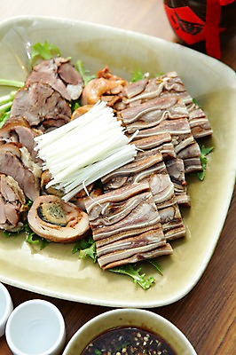 포토 JPG 그릇 접시 음식 채소 술병 잔 육류 돼지고기 사람없음 컵 중식 간장 편육 국내포토 식기 식재료 병_용기 주류 양념 파일형식