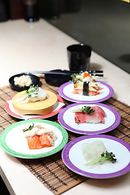 포토 JPG 그릇 접시 음식 채소 과일 젓가락 어류 사람없음 아웃포커스 컵 초밥 생선초밥 연어 대나무발 무순 락교 날치알 연어초밥 일본음식 국내포토 식기 촬영기법 수저 알 수중동물 새싹채소 염교 파일형식