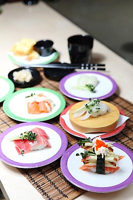 포토 JPG 그릇 접시 음식 채소 과일 젓가락 어류 사람없음 아웃포커스 컵 초밥 생선초밥 연어 대나무발 무순 락교 날치알 연어초밥 일본음식 국내포토 식기 촬영기법 수저 알 수중동물 새싹채소 염교 파일형식