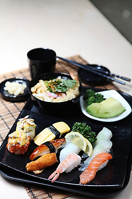 포토 JPG 그릇 접시 음식 채소 젓가락 잔 새우 파슬리 어류 사람없음 아웃포커스 컵 계란 초밥 장어 레몬 생선초밥 우동 연어 대나무발 락교 계란초밥 새우초밥 일본음식 국내포토 식기 과일 촬영기법 수저 갑각류 알 수중동물 면류 염교 파일형식