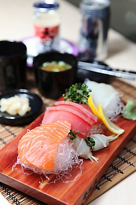 포토 JPG 그릇 접시 음식 어류 사람없음 아웃포커스 초밥 생선회 회 캔 레몬 대나무발 무순 장국 일본음식 국내포토 식기 과일 촬영기법 수중동물 국 새싹채소 파일형식