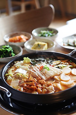 포토 JPG 그릇 접시 한식 음식 채소 고추 반찬 김치 떡 육류 사람없음 아웃포커스 버섯 가스레인지 냄비 배추 팽이버섯 전골 계란말이 곱창 곱창전골 국내포토 식기 식재료 촬영기법 가전제품 레인지 솥 계란요리 파일형식