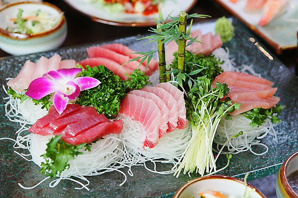 포토 JPG 그릇 접시 꽃 음식 채소 파슬리 어류 사람없음 아웃포커스 장식 초밥 생선회 회 무순 일본음식 국내포토 식물 식기 촬영기법 수중동물 새싹채소 파일형식