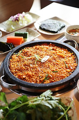 포토 JPG 그릇 접시 한식 음식 채소 밥 오이 사람없음 아웃포커스 당근 샐러드 김 철판 볶음밥 파 철판요리 국내포토 식기 뿌리채소 촬영기법 해조류 파일형식