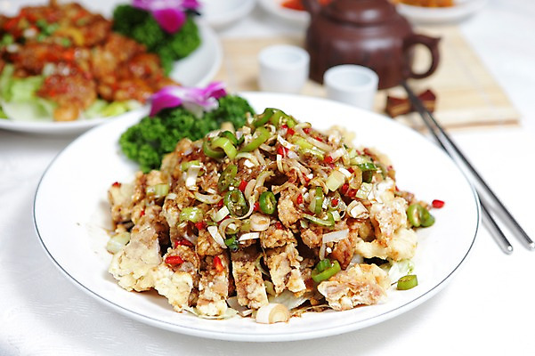 포토 JPG 그릇 접시 음식 채소 젓가락 주전자 잔 육류 사람없음 아웃포커스 컵 중식 튀김 탕수육 파 국내포토 식기 식재료 주방용품 촬영기법 수저 파일형식