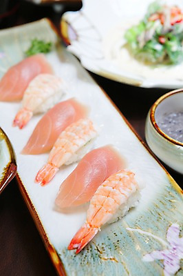 포토 JPG 그릇 접시 음식 새우 어류 사람없음 아웃포커스 초밥 생선초밥 새우초밥 일본음식 국내포토 식기 촬영기법 갑각류 수중동물 파일형식