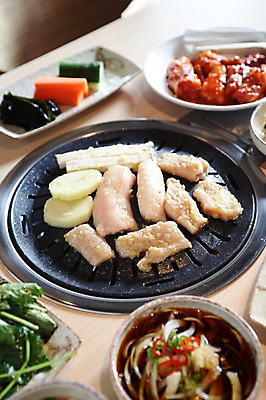 포토 JPG 그릇 접시 한식 음식 채소 양파 오이 감자 육류 사람없음 아웃포커스 버섯 당근 구이 철판 불판 곱창 막창 국내포토 식기 식재료 뿌리채소 촬영기법 파일형식